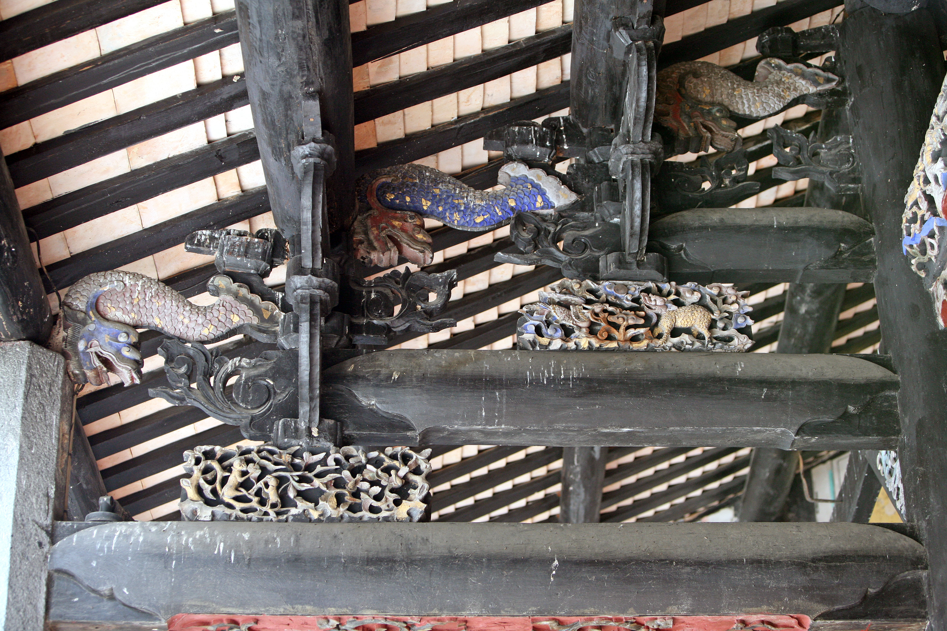 廖萬石堂裝飾華麗，樑架及斗栱雕工精緻，寓意吉祥。