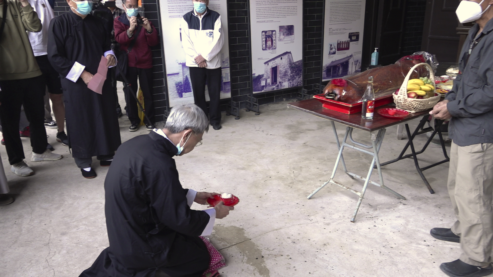 粉嶺龍躍頭的松嶺鄧公祠春祭由族長擔任主祭。