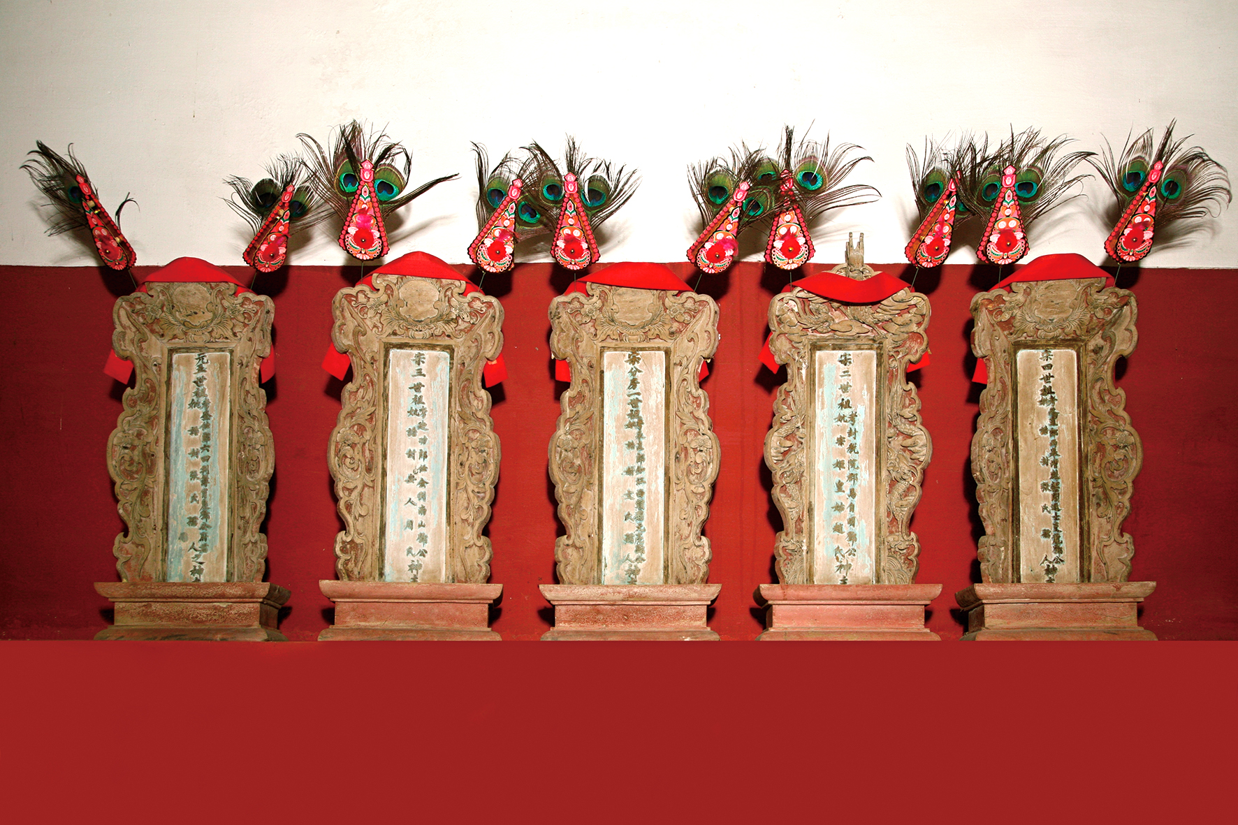 松嶺鄧公祠後進明間供奉歷代祖先神主,當中飾以龍頭的神主屬二世祖鄧自明與宋室皇姑趙氏(右二)。