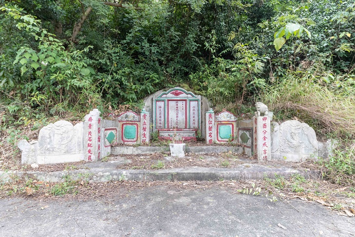 總墓和石碑的款式屬潮州式樣,由負責工程的余鳴初先生在潮州訂製,僱工來港建造。