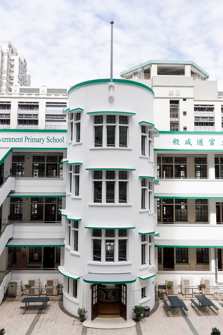 般咸道官立小學獲評為一級歷史建築,其後更被列為法定古蹟,大大凝聚了校方、學生、家長,以及校友。它的建築細部十分精緻,鐵窗和具遮擋陽光和雨水及裝飾功能的窗楣,是建築的重要特色之一。