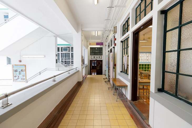 寬闊的走廊除了是通道和師生交流的空間外,也讓課室遠離般咸道多一些,減少交通噪音對學生學習的影響。