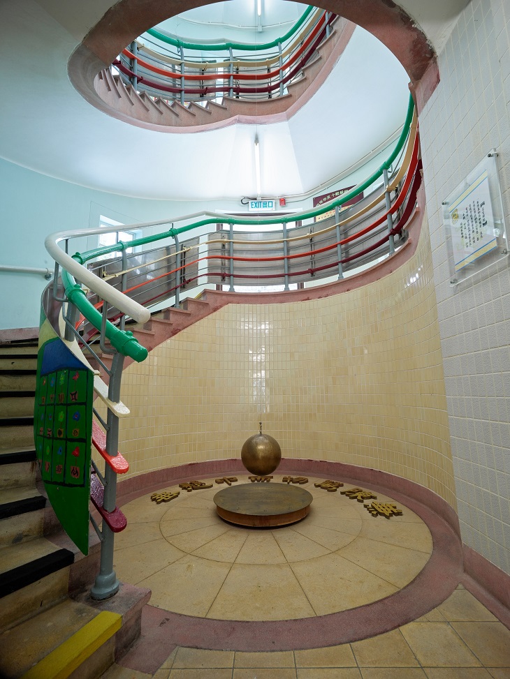 旋轉樓梯中間設置傅科擺,是用以證明地球自轉的天文裝置。