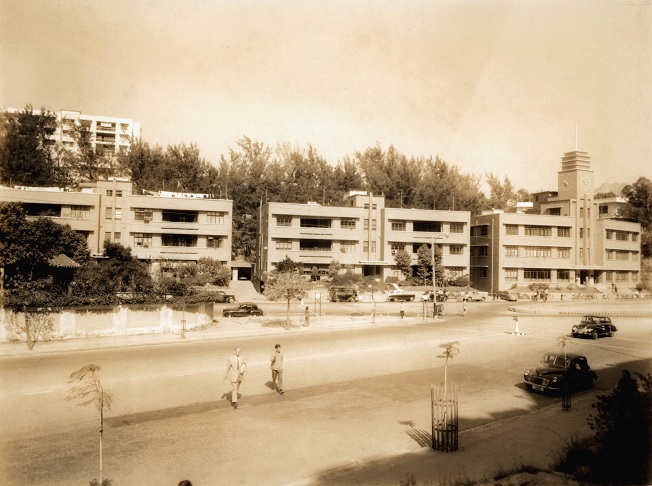 1951年中電總部大樓和西面的聖佐治大廈(照片來源:香港社會發展回顧項目)