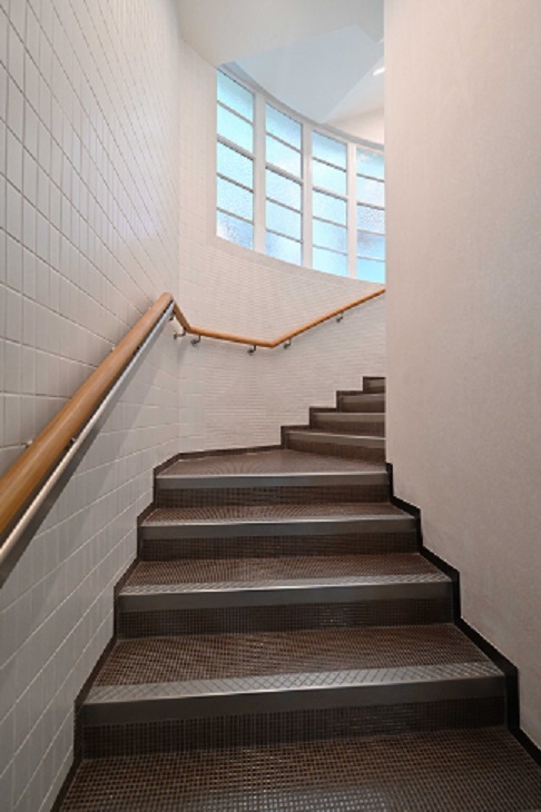 鐘樓內的樓梯和弧型窗戶。