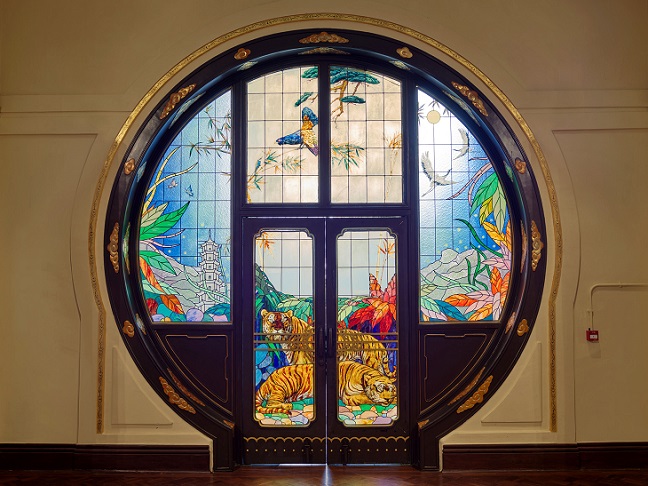 大宅西北入口處的月洞門中央部分的意大利彩繪玻璃，繪有老虎圖案，栩栩如生。