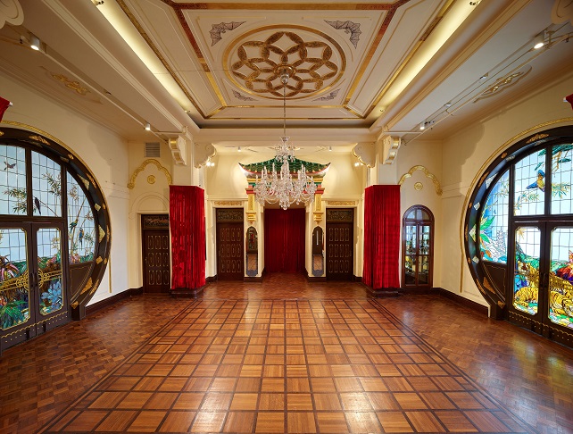 大宅昔日的客廳西北及東南出入口採用月洞門設計,天花以蝙蝠紋及金箔點綴,寓意富貴和福氣自來。