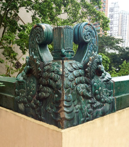 大宅屋脊上的陶塑，是佛山著名的「均玉店」作品。