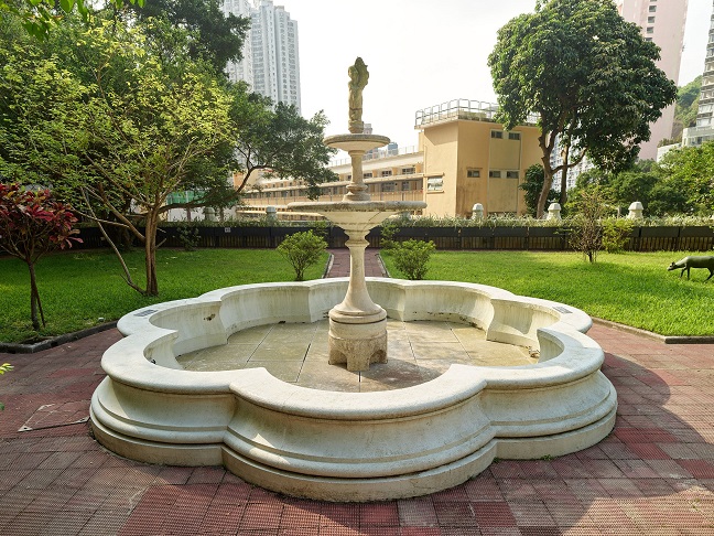 位於大宅私人花園中軸線上中心點的噴水池。