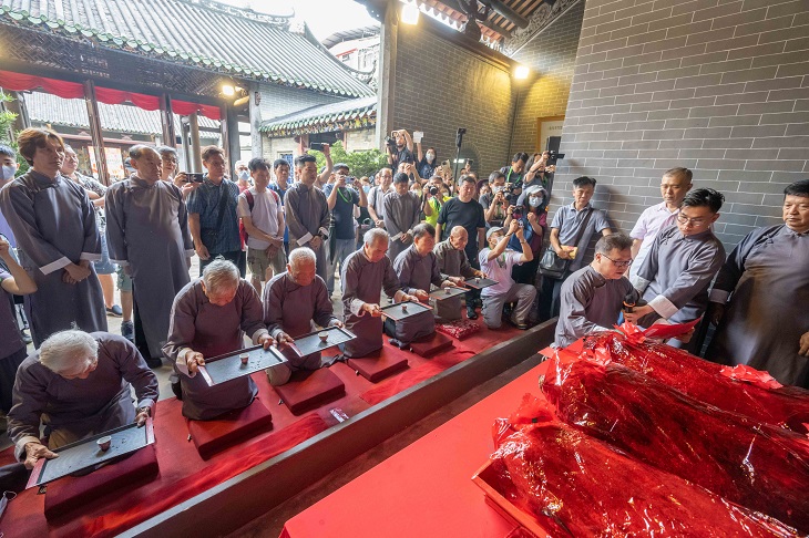 屏山鄧族各房長老穿上長衫，在鄧氏宗祠進行傳統的祭祖儀式，敬告祖先已完成修編族譜。