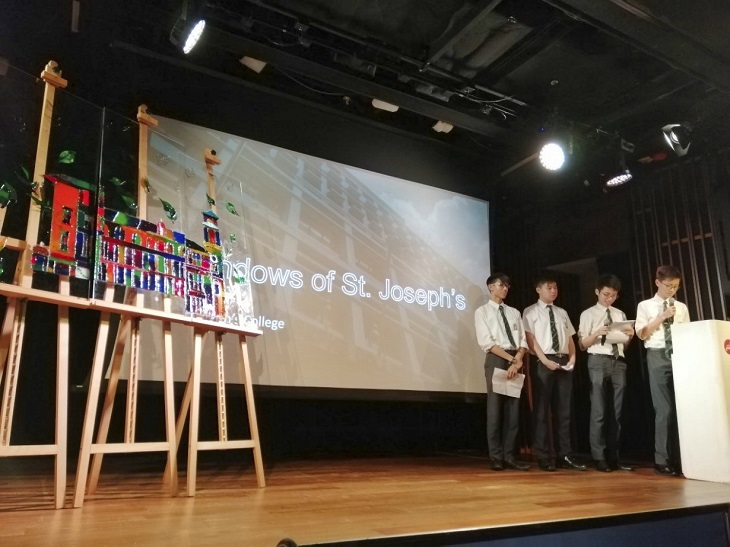 參與「伙同學共創」活動的同學向評審介紹其歷史建築校舍的作品。