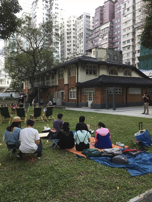 「建築文物繪圖:培訓與工作坊」參加者於前香港遊艇會會所(現油街實現藝術空間)學習「速繪」技巧。