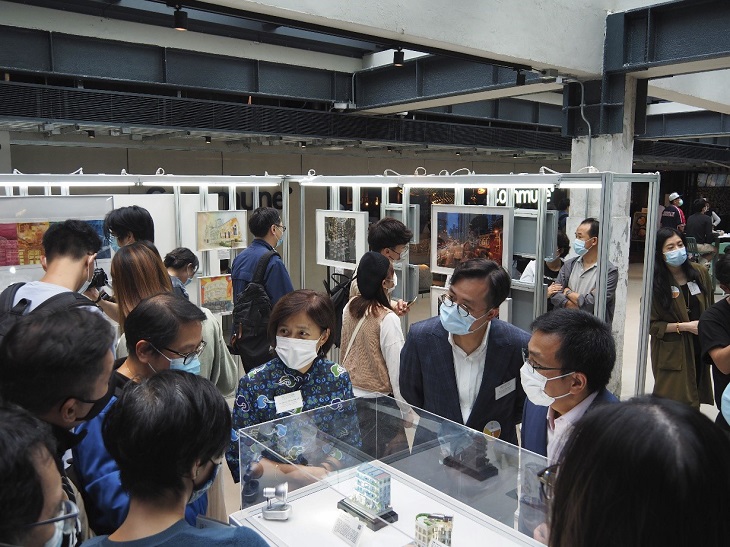 「賞•惜•舊築跡」創作比賽的得獎者和嘉賓一同欣賞參賽作品展覽。