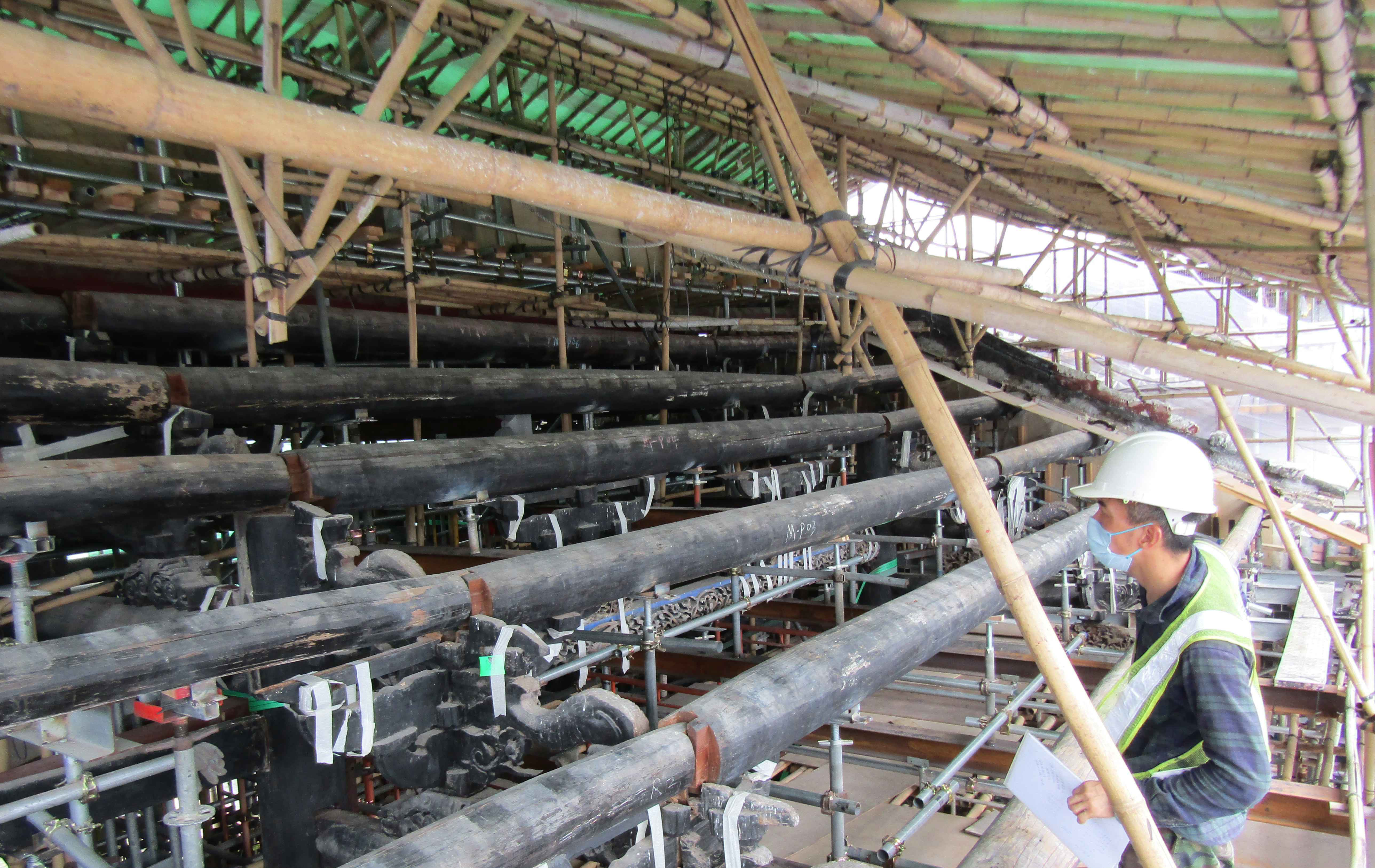 工程人員在移除屋瓦後詳細檢查祠堂第二進木樑狀況