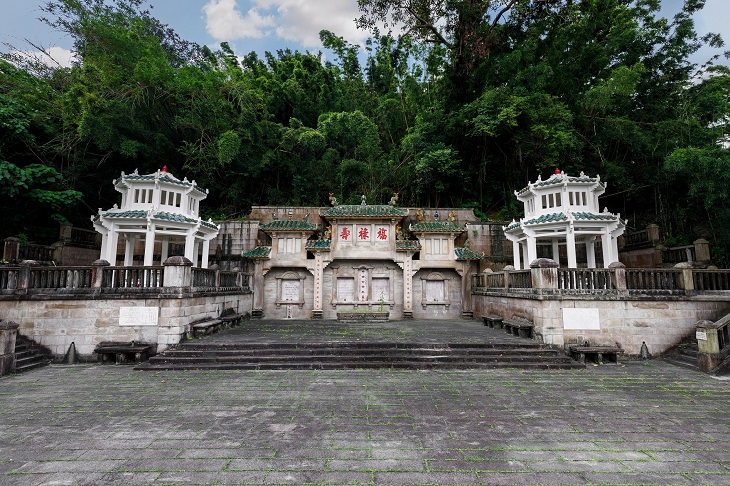 墓園以花崗岩為主要建材,布局逞弧形,與傳統中式墓地布局呼應,整體設計糅合中西傳統建築元素,於2015被列為法定古蹟。