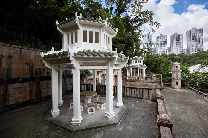 墓園內的雙層八角涼亭