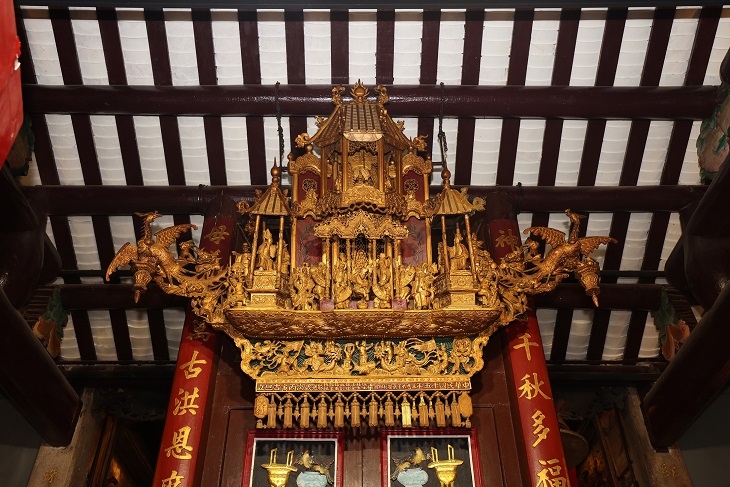 大廟門廳擋中前的金漆船屋形木雕彩門,十分出色,是必看的文物。