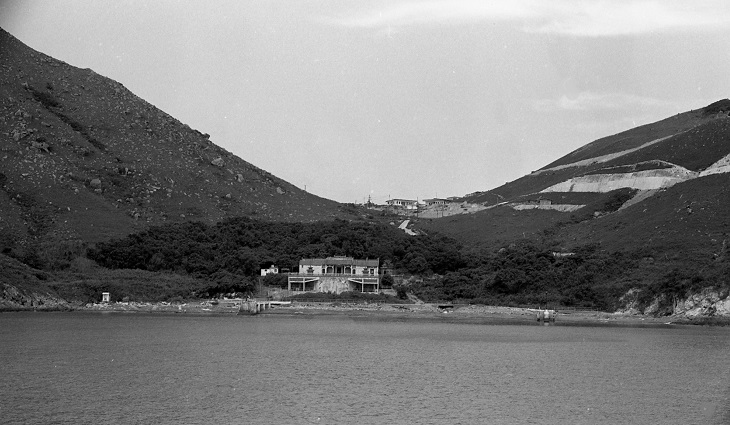 大廟群山環抱,前臨南佛堂,象徵天后看管整個佛堂門海峽水域。