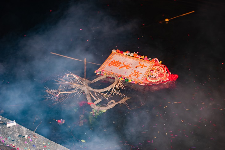 「龍歸天」象徵火龍把社區的污穢送到海裡,讓社區有新的開始