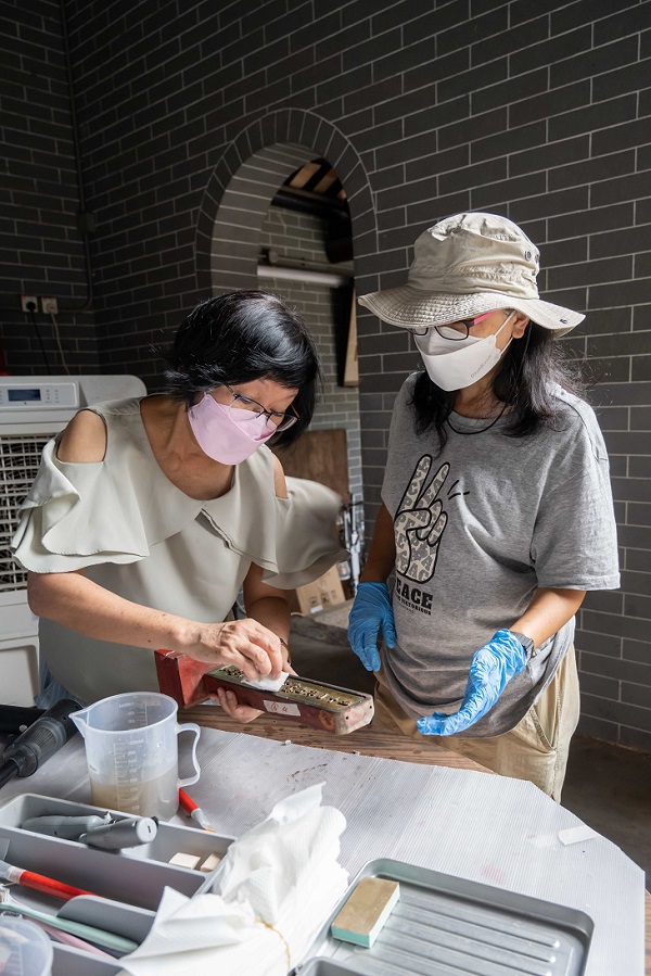 文物之友在文物修復專家指導下,細心清潔木主,開始復修工序。
