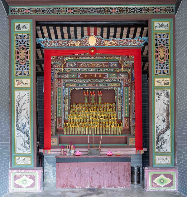 鄧氏宗祠內的神龕,分八層,甚為宏偉,經復修後的124個祖先木主,於安坐儀式後,由族人重新安放在神龕內。