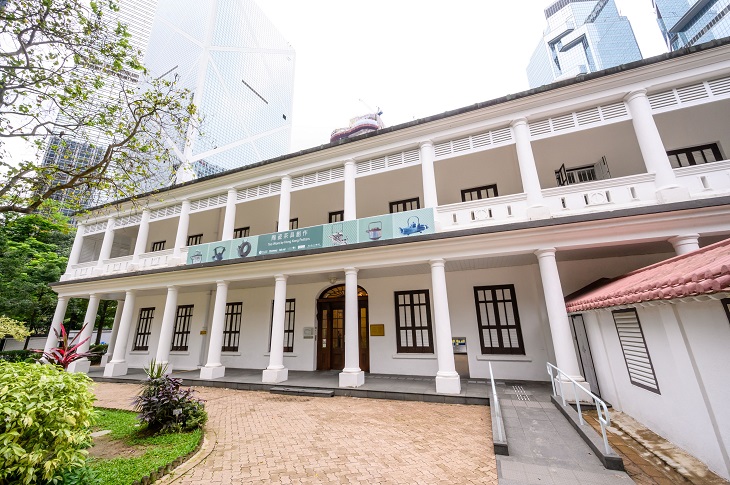 香港公園內的茶具文物館,原名司令總部大樓,又名旗杆屋,是本港現存歷史最悠久的西式建築,因應本港的氣候環境,建有寬闊遊廊。