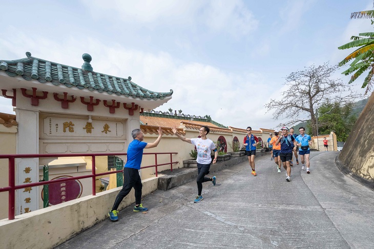 我與運動健將、當區民政事務專員、立法會議員、古物諮詢委員會委員等嘉賓會試跑新設計的路線,然後公開讓市民報名參加。 我與運動健將、當區民政事務專員、立法會議員、古物諮詢委員會委員等嘉賓會試跑新設計的路線,然後公開讓市民報名參加。