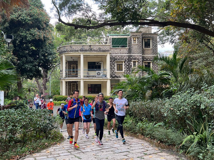 跑手背後的中葵涌公園石屋是新界現存歷史最悠久的牧場建築,於2022年評為二級歷史建築。 跑手背後的中葵涌公園石屋是新界現存歷史最悠久的牧場建築,於2022年評為二級歷史建築。