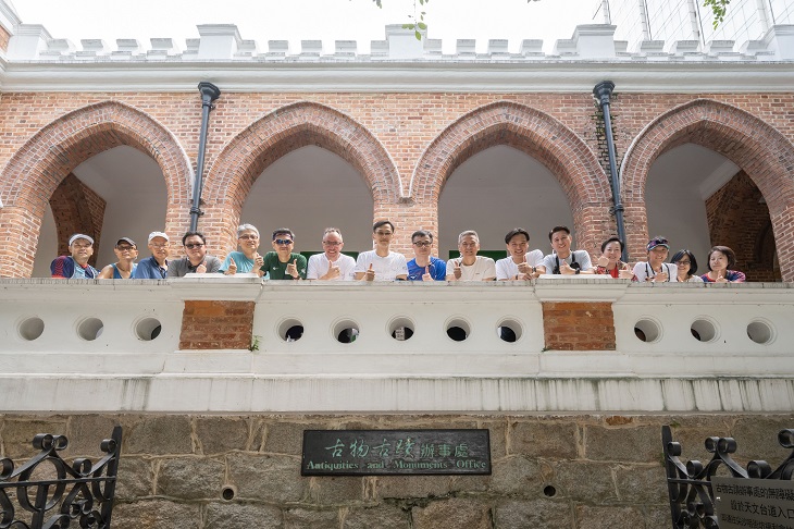 跑手參觀尖沙咀前九龍英童學校(現為古物古蹟辦事處辦公地方)後並留影。 跑手參觀尖沙咀前九龍英童學校(現為古物古蹟辦事處辦公地方)後並留影。