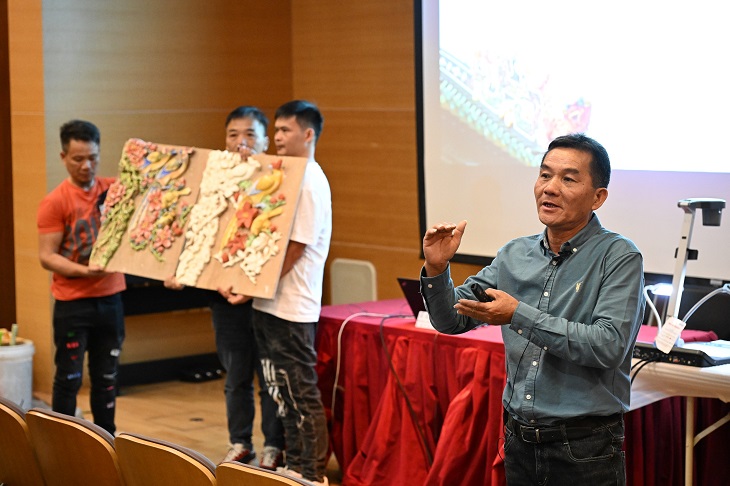 國家級非物質文化遺產灰塑項目代表性傳承人邵成村師傅介紹灰塑工藝和指導學員完成「福到眼前」灰塑作品。 國家級非物質文化遺產灰塑項目代表性傳承人邵成村師傅介紹灰塑工藝和指導學員完成「福到眼前」灰塑作品。