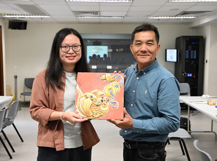 國家級非物質文化遺產灰塑項目代表性傳承人邵成村師傅介紹灰塑工藝和指導學員完成「福到眼前」灰塑作品。 國家級非物質文化遺產灰塑項目代表性傳承人邵成村師傅介紹灰塑工藝和指導學員完成「福到眼前」灰塑作品。