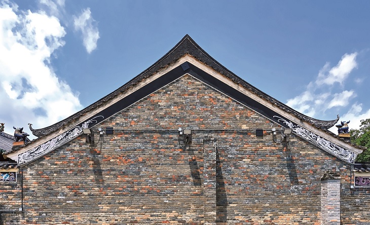 粉嶺龍躍頭松嶺鄧公祠垂脊的卷草紋灰塑是香港常見的灰塑裝飾。 粉嶺龍躍頭松嶺鄧公祠垂脊的卷草紋灰塑是香港常見的灰塑裝飾。