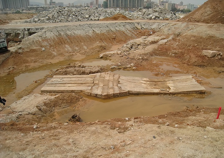 清代「龍津石橋」遺蹟,政府現正興建保育長廊,原址保存石橋。 清代「龍津石橋」遺蹟,政府現正興建保育長廊,原址保存石橋。