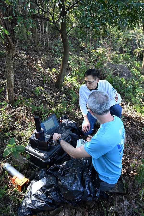 研究人員採樣後,即場利用光釋光技術(OSL-PD)初步分析泥土樣本。 研究人員採樣後,即場利用光釋光技術(OSL-PD)初步分析泥土樣本。