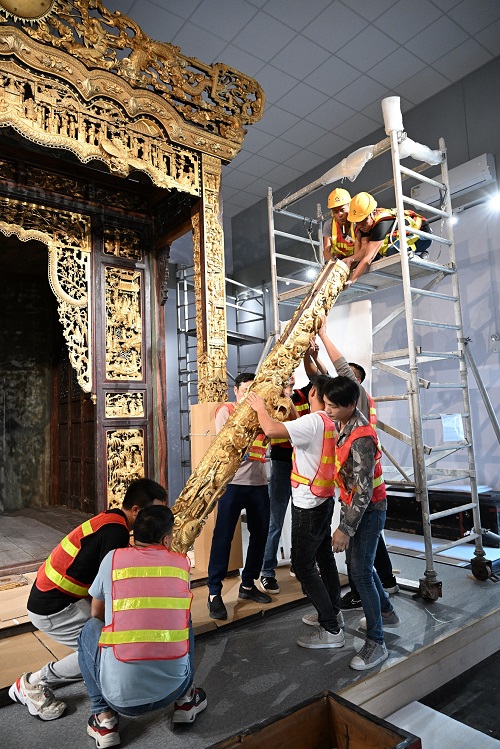 佈展團隊小心翼翼地安裝神樓的龍柱。