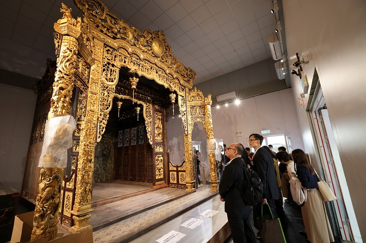 我和廣東民間工藝博物館副館長及佈展團隊視察神樓裝嵌情況