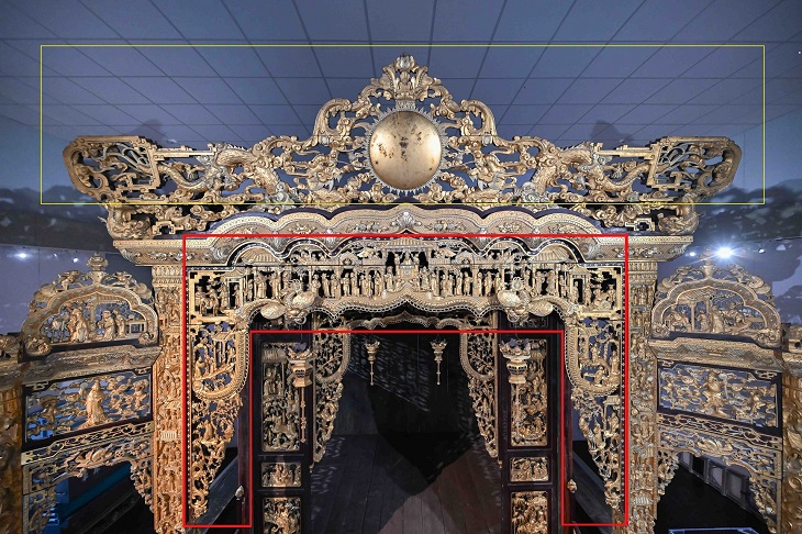 橫眉上雕刻「雙龍戲珠」，火珠上方雕刻有卷草紋和寶相花，寓意錦上添花（黃框所示）；龍柱上方的壓頂過樑及拱頂，以通雕技法雕刻「郭子儀祝壽」圖，寓意光耀門庭、富貴長壽、子孫興旺（紅框所示）。