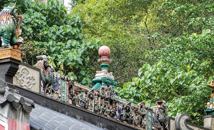 銅鑼灣大坑蓮花宮正脊陶塑,於清同治二年 (1863年)燒製,是香港現存可追溯最早的石灣人物瓦脊。 銅鑼灣大坑蓮花宮正脊陶塑,於清同治二年 (1863年)燒製,是香港現存可追溯最早的石灣人物瓦脊。