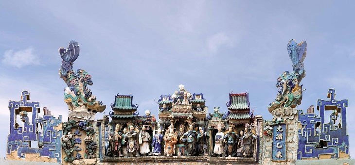 上環廣福義祠的脊飾,由吳奇玉店於光緒乙未年(1895年)燒製,並書有「陳惠南作」四字。工匠技師於陶脊飾上署名是極為罕見的。 上環廣福義祠的脊飾,由吳奇玉店於光緒乙未年(1895年)燒製,並書有「陳惠南作」四字。工匠技師於陶脊飾上署名是極為罕見的。