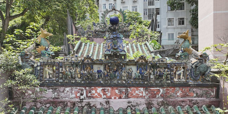 魯班先師廟正脊上人物以綠釉、藍釉和素色為主調,數量眾多,但分佈得宜,絲亳沒有給人紊亂的感覺,而且十分協調。 魯班先師廟正脊上人物以綠釉、藍釉和素色為主調,數量眾多,但分佈得宜,絲亳沒有給人紊亂的感覺,而且十分協調。