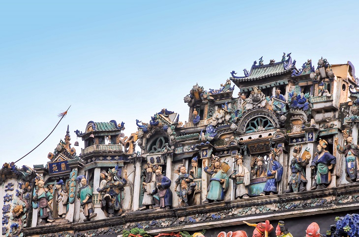 廣州陳家祠的「花脊」共有11條,總長度達163米,陶塑有人物多達1,109個,可謂石灣陶塑「花脊」的登峰造極之作。 廣州陳家祠的「花脊」共有11條,總長度達163米,陶塑有人物多達1,109個,可謂石灣陶塑「花脊」的登峰造極之作。