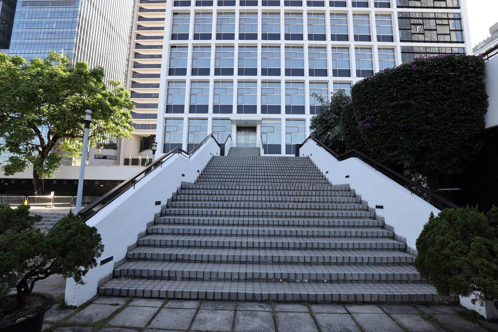 婚姻登記處外連接紀念花園的長樓梯,是大會堂九十年代初翻新工程時增設,方便新人與親友拍照留念。 婚姻登記處外連接紀念花園的長樓梯,是大會堂九十年代初翻新工程時增設,方便新人與親友拍照留念。