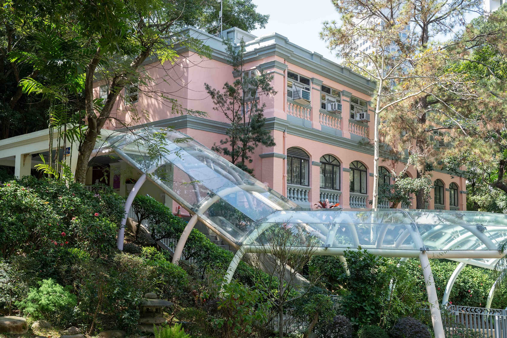 紅棉路婚姻登記處所在的羅連信樓是一級歷史建築,為前駐港英軍副司令的官邸。 紅棉路婚姻登記處所在的羅連信樓是一級歷史建築,為前駐港英軍副司令的官邸。