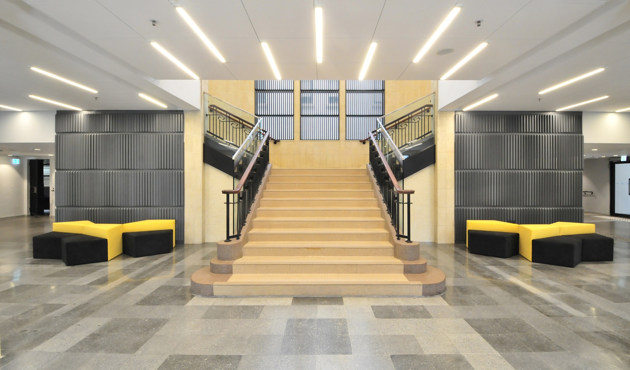 前粉嶺裁判法院大堂的樓梯、扶手、地磚和石磚牆,均為原貌。(圖片來源:香港青年協會領袖學院) 前粉嶺裁判法院大堂的樓梯、扶手、地磚和石磚牆,均為原貌。(圖片來源:香港青年協會領袖學院)