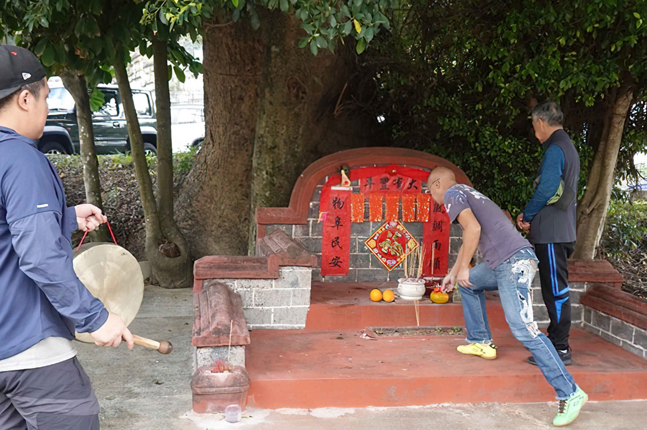 大埔頭村民將該村的土地請到在法定古蹟敬羅家塾前搭建的燈棚，進行點燈儀式。