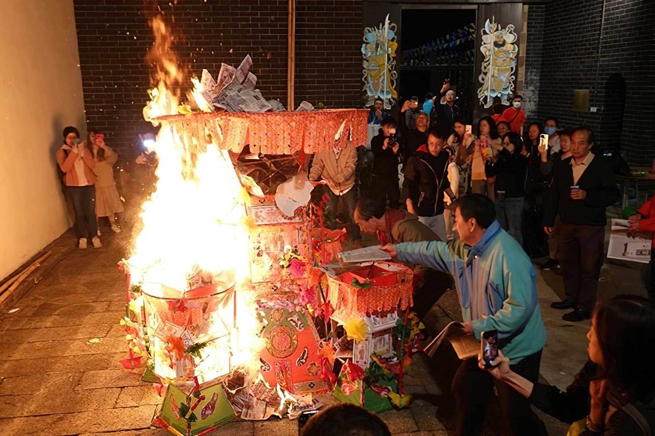 族人將丁燈在祠堂天井化去，是完燈儀式的重要部份。 