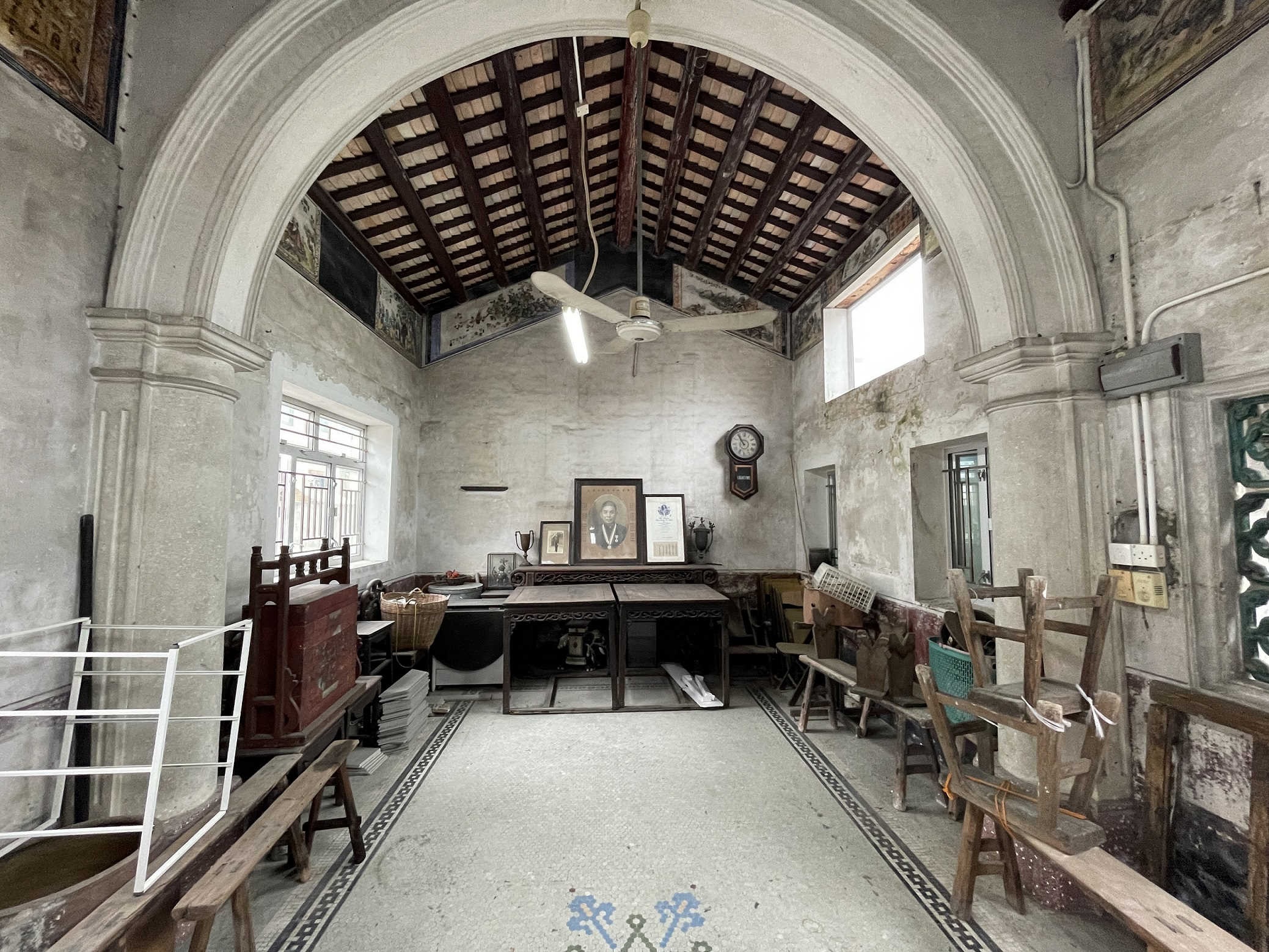 故居「新書房」的入口兩側飾有托斯卡納式圓柱和拱門，牆身頂部則飾有中式壁畫。