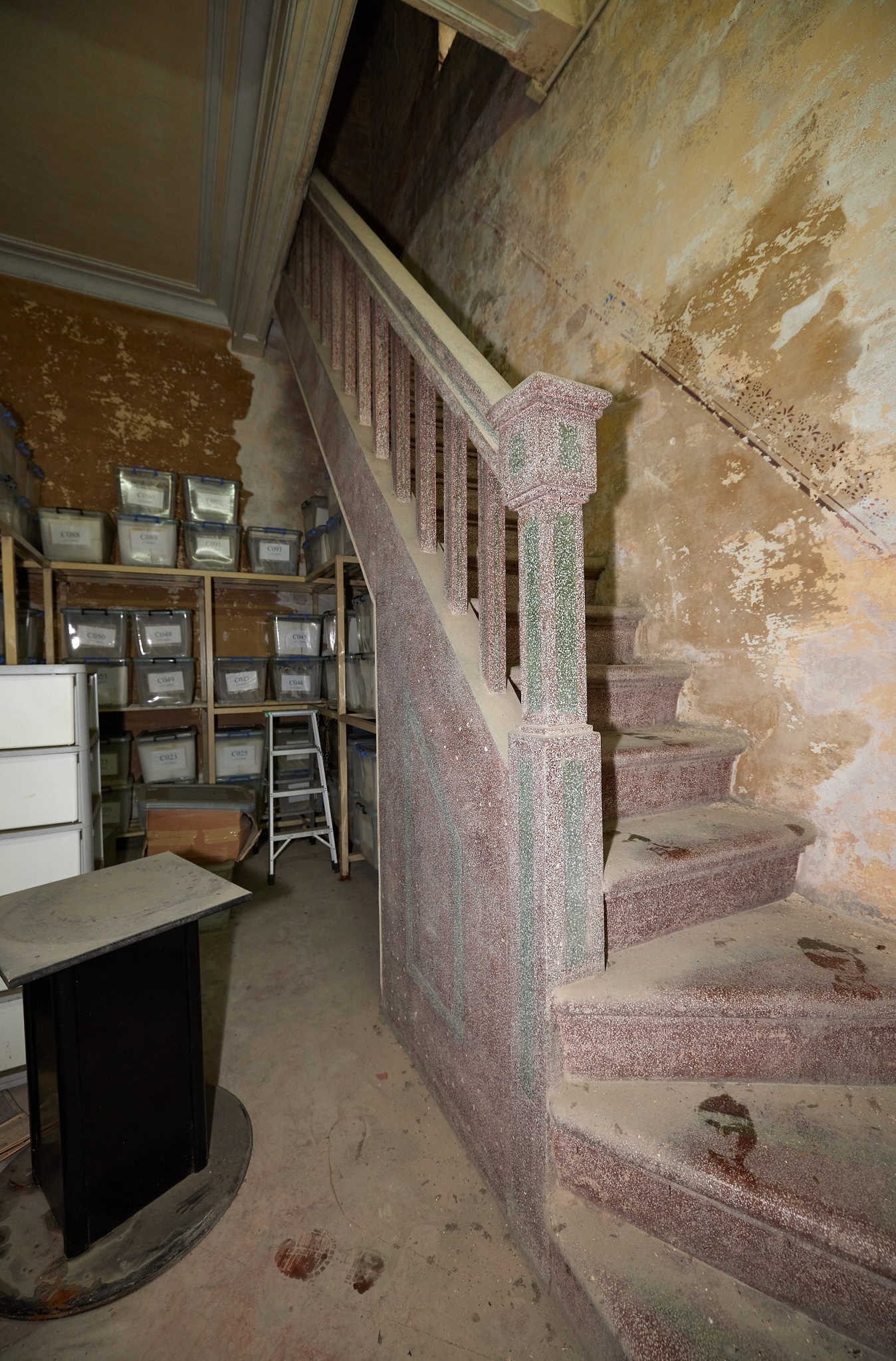 更樓內以水磨石打造的樓梯及欄杆 更樓內以水磨石打造的樓梯及欄杆