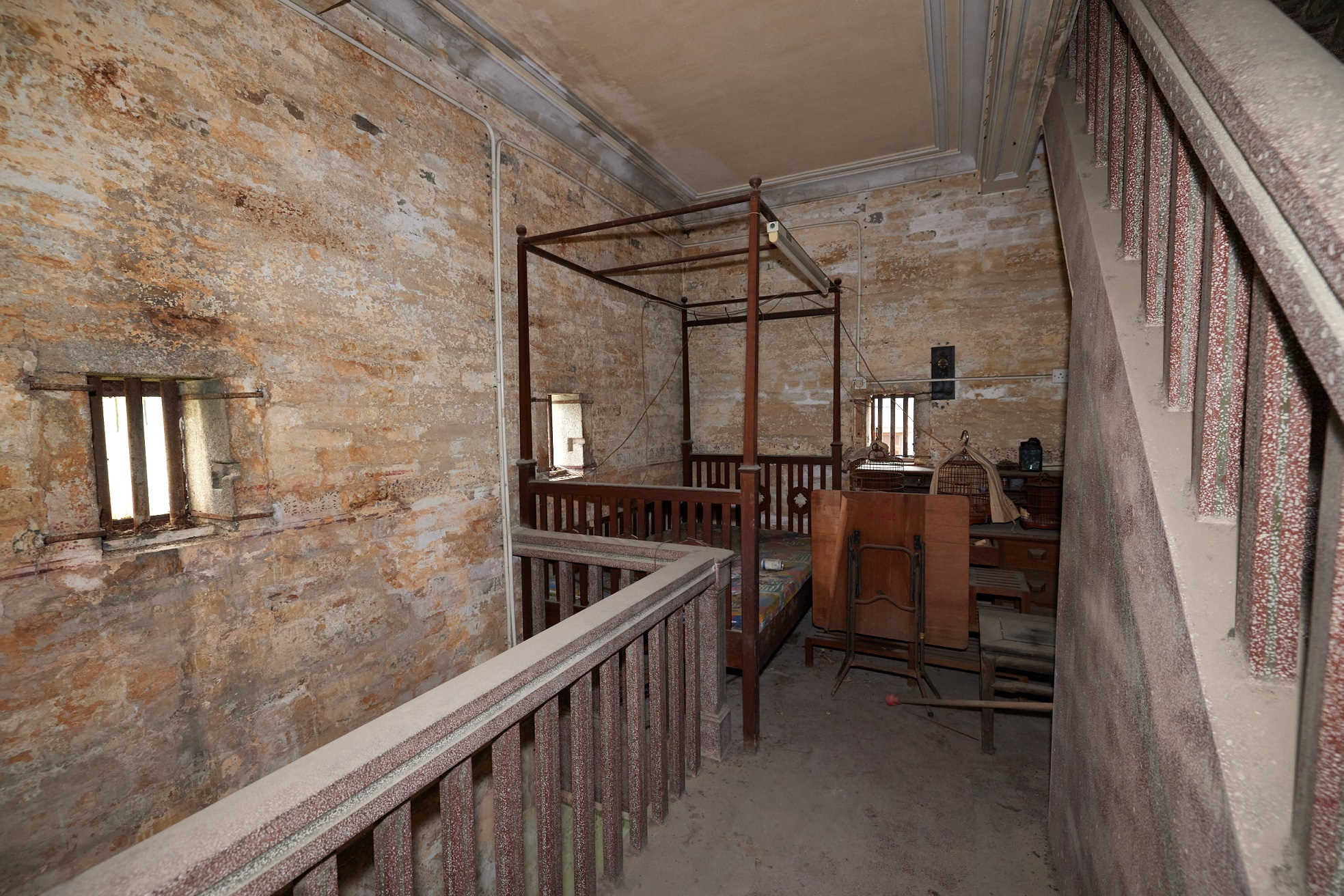 更樓各層設有小窗孔,具防禦功能。 更樓各層設有小窗孔,具防禦功能。