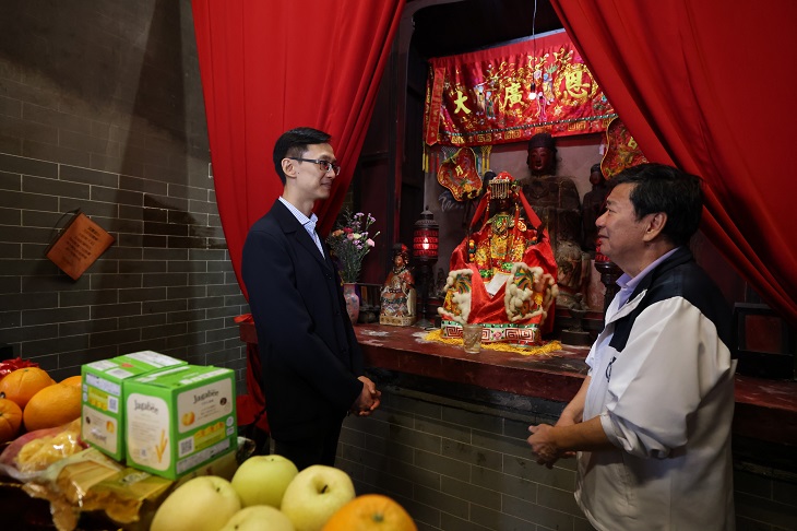 鄧根年村長分享龍躍頭天后宮的歷史和介紹廟內文物。